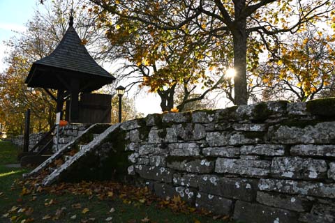 Treppen zum Friedhof auf Öland Treppen über die Friedhofsmauer